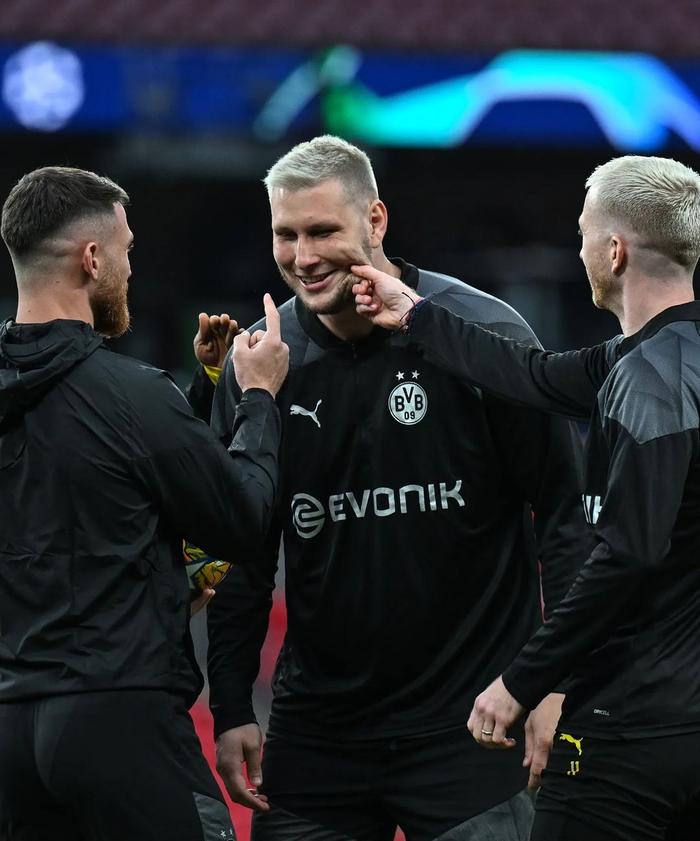 多特蒙德球员备战国际对手的比赛