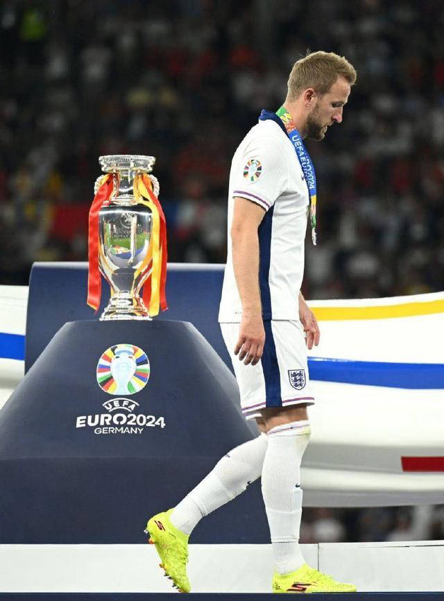 英格兰再夺冠军,罗伯逊锦上添花 英格兰再夺冠军,罗伯逊锦上添花