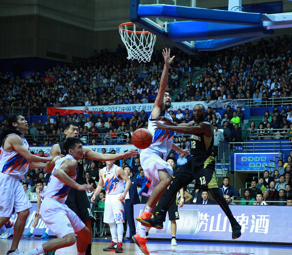 罗马尼亚篮球联赛:布加勒斯特队引领全胜风潮 罗马尼亚篮球联赛:布加勒斯特队引领全胜风潮