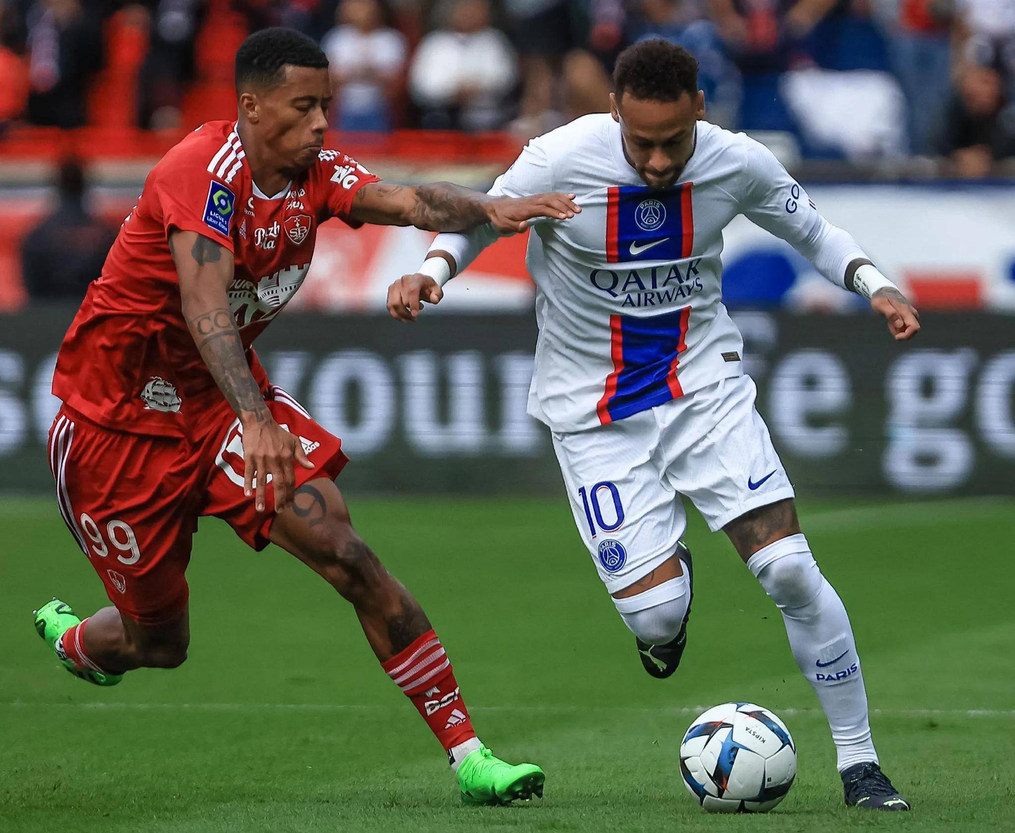 巴黎圣日耳曼实力强劲，对手难阻其前进步伐