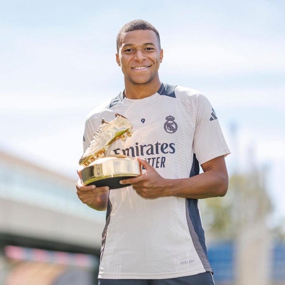 开云体育app下载-佛罗伦萨前锋捧得金靴奖，成为赛季目标