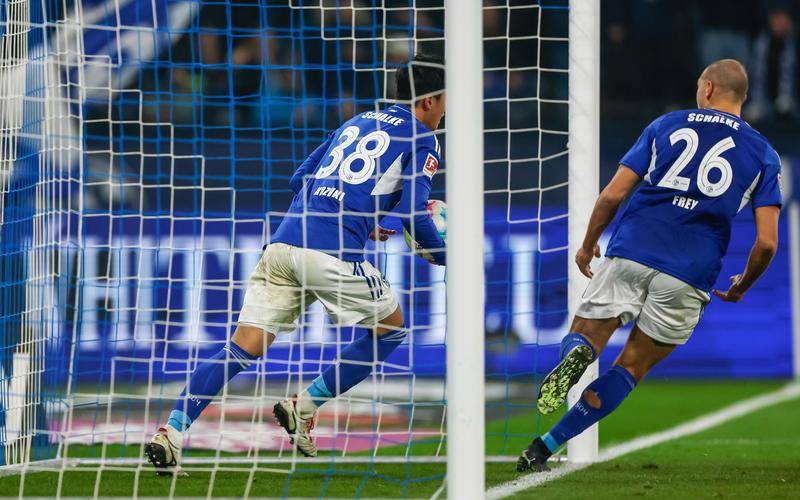 开云体育-沙尔克客场突围，主场连胜保持不败