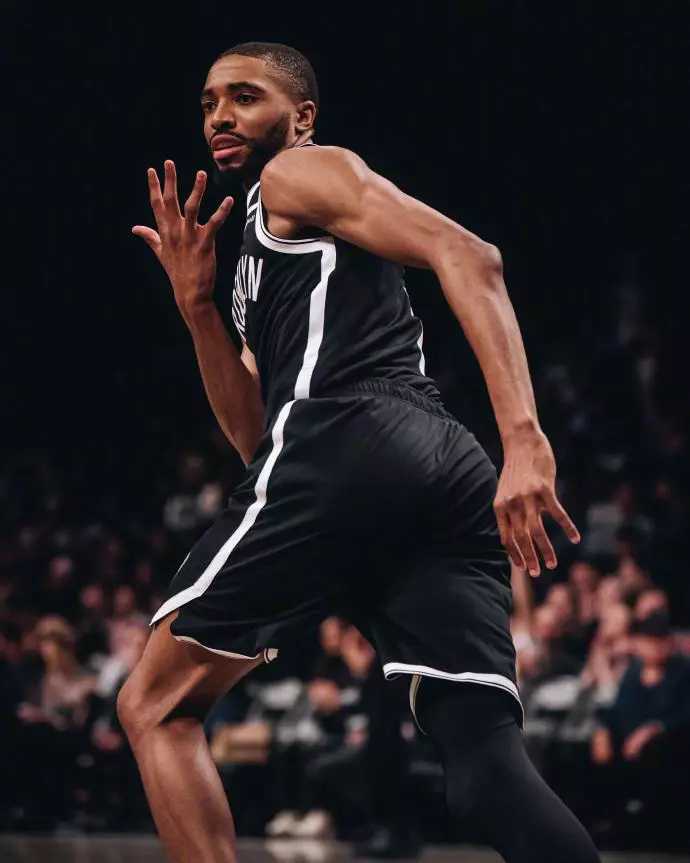 开云体育官方登录入口-国王队半场领先，内线优势令鹈鹕队束手无策