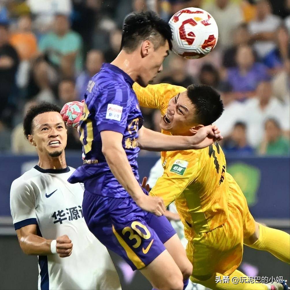 亚冠比赛中最让人兴奋的瞬间！球迷热情高涨的简单介绍