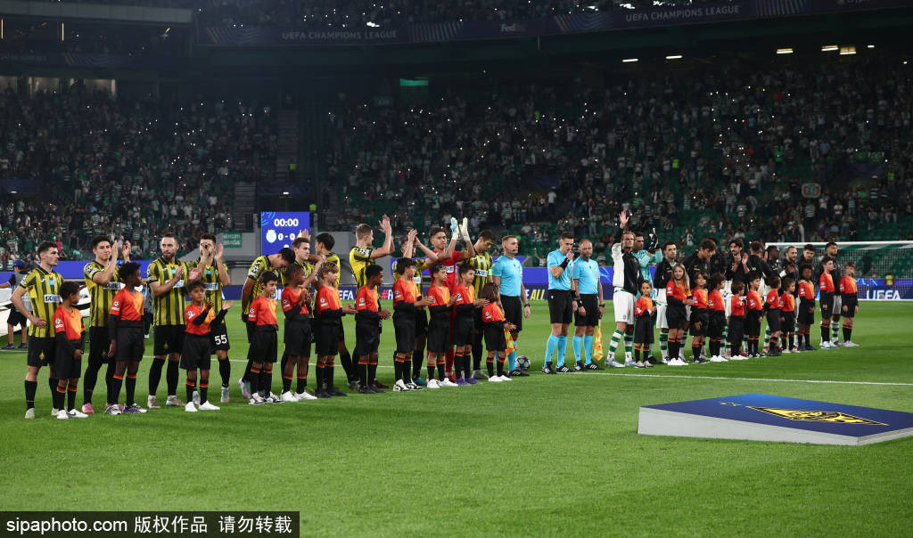 球场上的惊天逆袭，球迷热烈欢呼的简单介绍