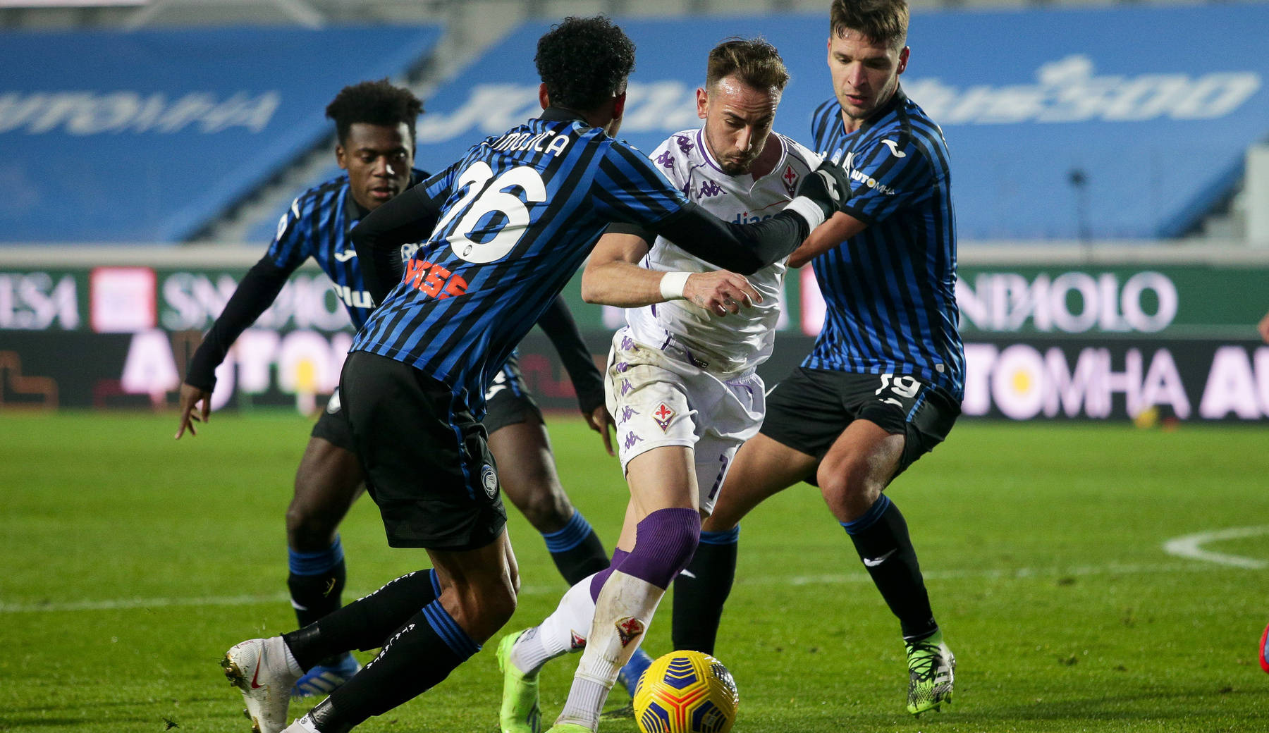 佛罗伦萨球员集结全队训练,备战下一轮比赛 佛罗伦萨球员集结全队训练,备战下一轮比赛