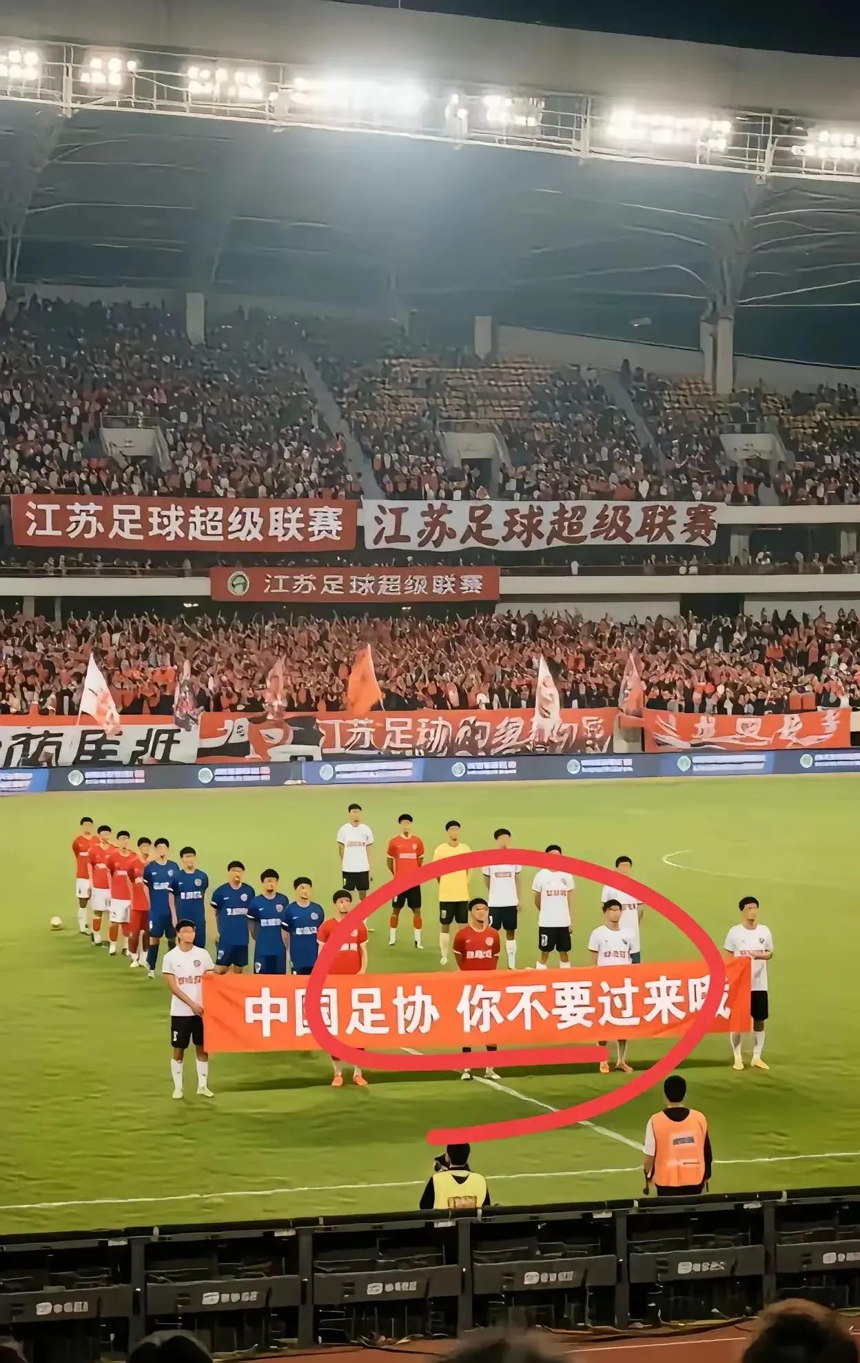 关于国内足球赛事球员突破防线,场面如火如荼的信息 关于国内足球赛事球员突破防线,场面如火如荼的信息