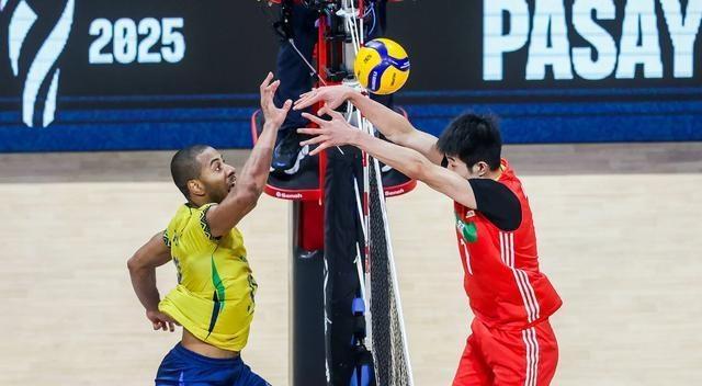 紧张激烈的比赛中,球队士气高昂 紧张激烈的比赛中,球队士气高昂